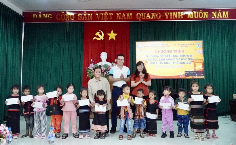 Quỹ vì trẻ em khuyết tật Việt Nam tặng 50 suất học bổng cho học sinh khuyết tật, khó khăn ở TP Kon Tum.