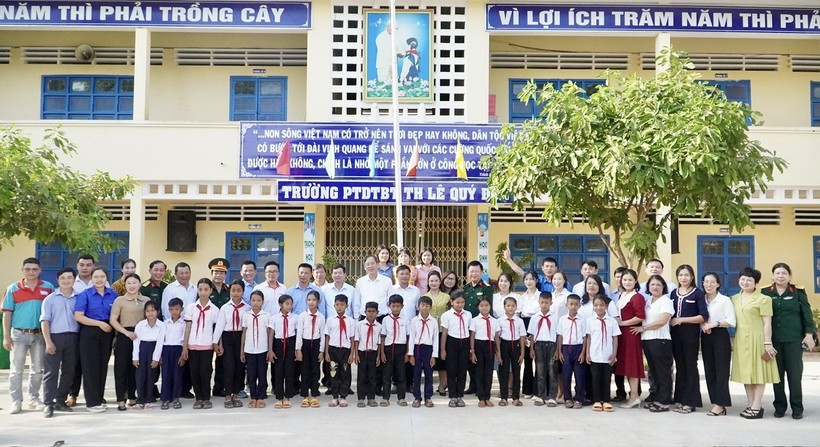 Trường Phổ thông dân tộc nội trú Lê Quý Đôn vui mừng khi đoàn công tác về thăm và tặng quà.