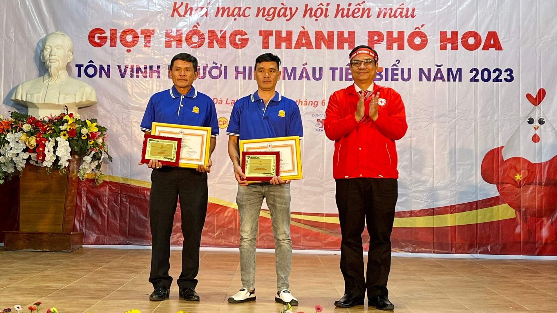 Lãnh đạo Trung ương Hội Chữ thập đỏ Việt Nam tặng bằng khen, kỷ vật 
tôn vinh cho gia đình ông Lê Quang Hùng và anh Vũ Thế Tùng. Ảnh: Diệu Hiền