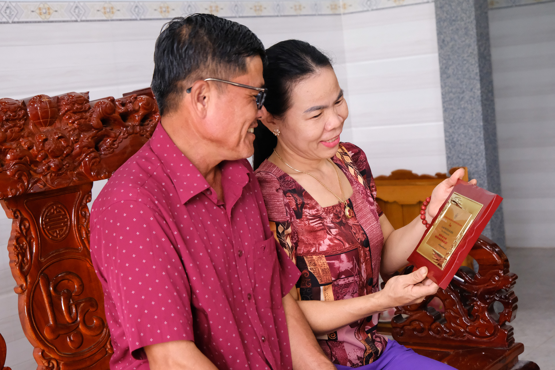 Vợ chồng ông Lê Quang Hùng tự hào khoe với mọi người 
về Kỷ niệm chương của Trung ương Hội Chữ thập đỏ Việt Nam