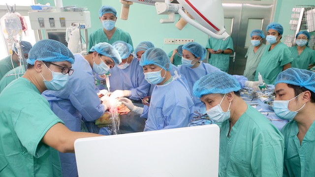 Bệnh viện Trung ương Huế lập kỷ lục ghép tạng cứu 8 bệnh nhân chỉ trong 48 giờ- Ảnh 1.