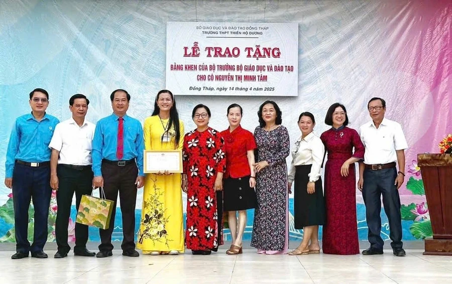 Ngày 14/4, đại diện Bộ GD&ĐT và Công đoàn Giáo dục Việt Nam trao Bằng khen của Bộ trưởng Bộ GD&ĐT cho cô Nguyễn Thị Minh Tâm.