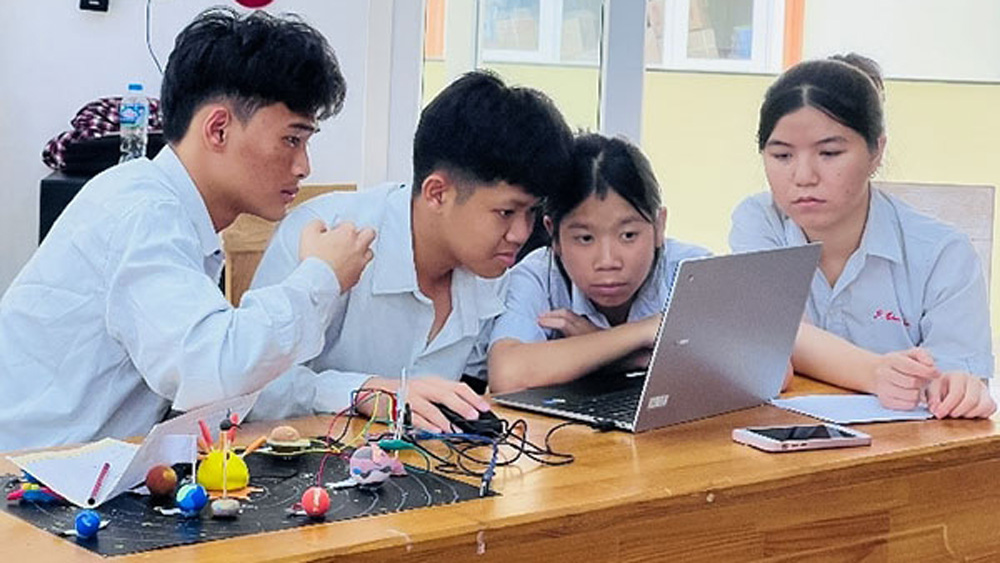 Học sinh tạo hình sản phẩm và lập trình trên máy tính