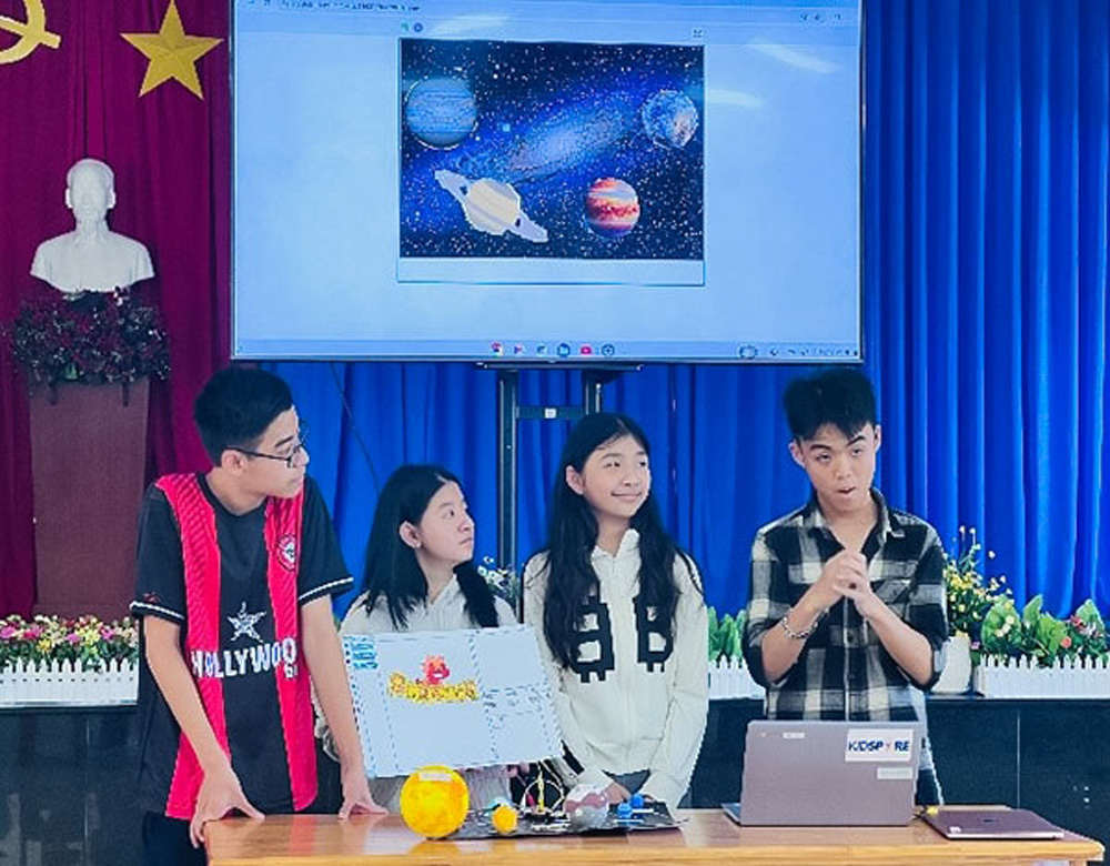 Học sinh Điếc thuyết trình về sản phẩm STEM
