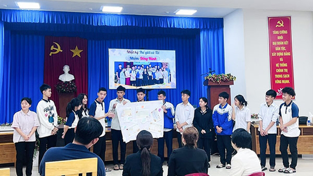 Học sinh Điếc của 2 Trung tâm cùng trình bày về sản phẩm của nhóm mình