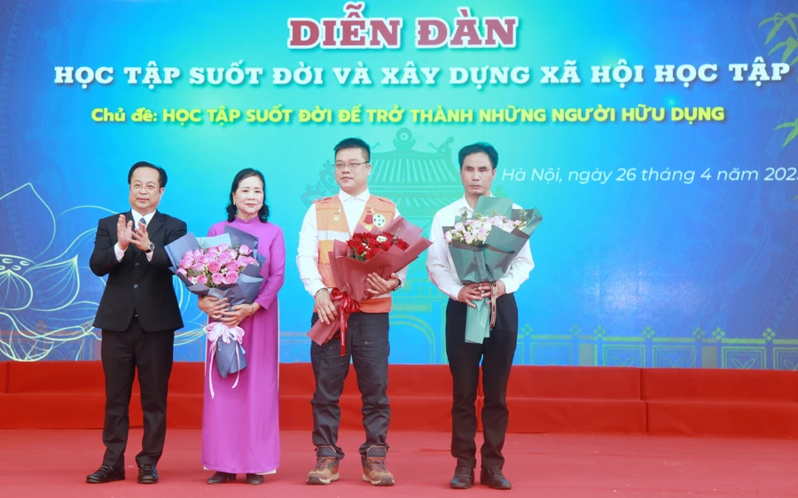 Giám đốc Sở GD&ĐT Hà Nội Trần Thế Cương tặng hoa chúc mừng các nhân vật "truyền cảm hứng học tập suốt đời".