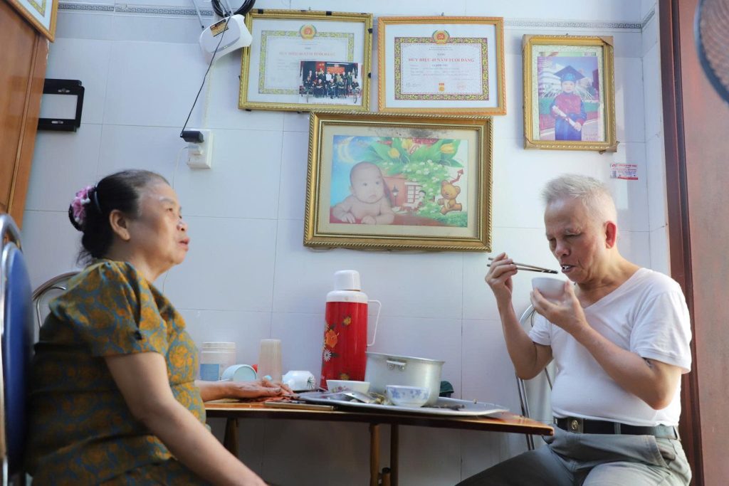 Ông Lê Đình Tiến, thương binh hạng ¼ và bà Trịnh Thị Thanh, cựu thanh niên xung phong