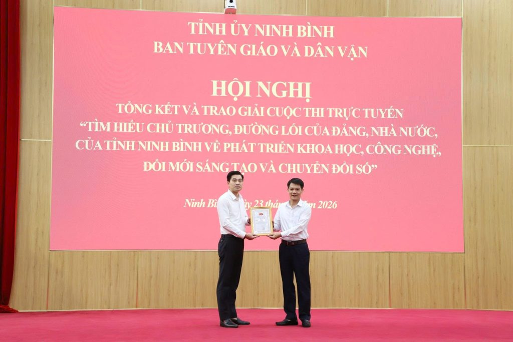 Ông Nguyễn Đức Toàn, Trưởng Ban Tuyên giáo và Dân vận Tỉnh ủy Ninh Bình, Trưởng ban tổ chức cuộc thi trao giải nhất cho tập thể Đảng bộ phường Hoa Lư
