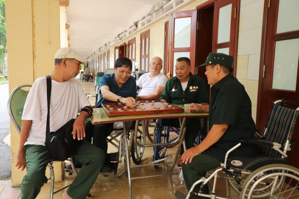 Đánh cờ, một trong những hoạt động thường nhật của những người thương binh tại Trung tâm