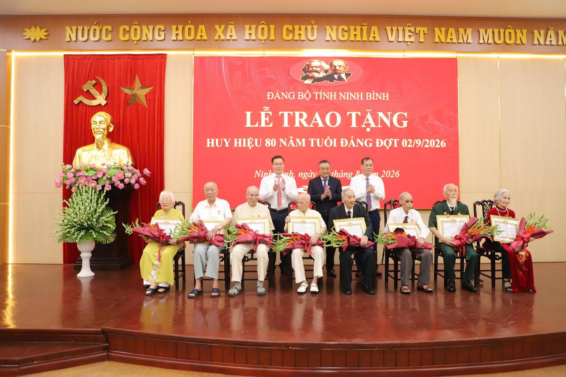Ninh Bình trao tặng Huy hiệu 80 năm tuổi Đảng cho đảng viên lão thành 9 1787810856769 7526414300817597029 g6397956038230617052 255e61554c28119940feba5f6925f4e5