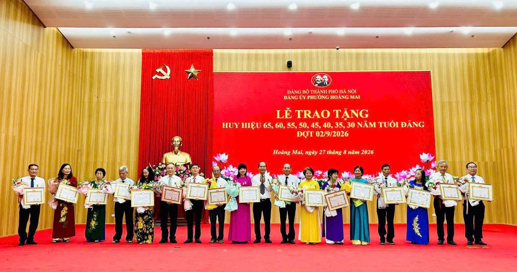 Đảng viên phường Hoàng Mai vinh dự đón nhận Huy hiệu Đảng đợt 2/9 1 999
