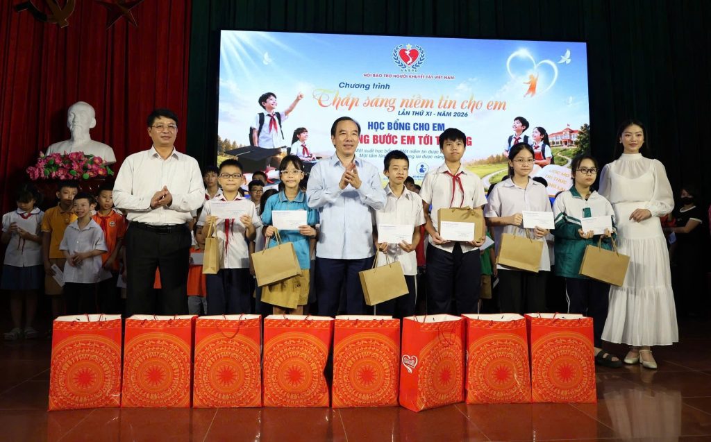 Anh 2 Lanh dao Trao HB