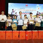 Trang chủ 77 Anh 2 Lanh dao Trao HB