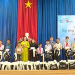 Trang chủ 79 Hoc bong Hoa xuong rong duoc trao cho cac em hoc sinh khuyet tat mo coi