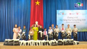 Trang chủ 87 Hoc bong Hoa xuong rong duoc trao cho cac em hoc sinh khuyet tat mo coi