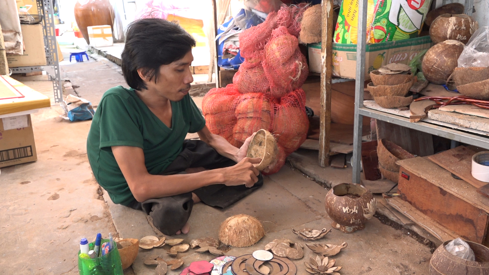 1. Duong Quy Nghia dang chuan bi cong doan sang tao tac pham gao dua