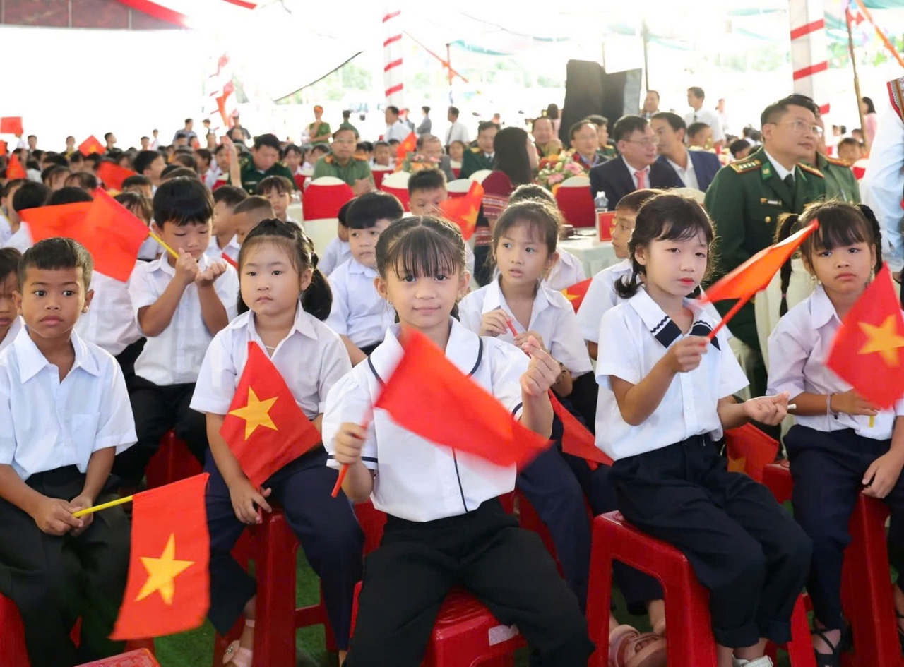 Gia Lai: Hơn 700 học sinh nội trú Ia Púch hân hoan dự khai giảng trong ngôi trường mới. 12 11 1