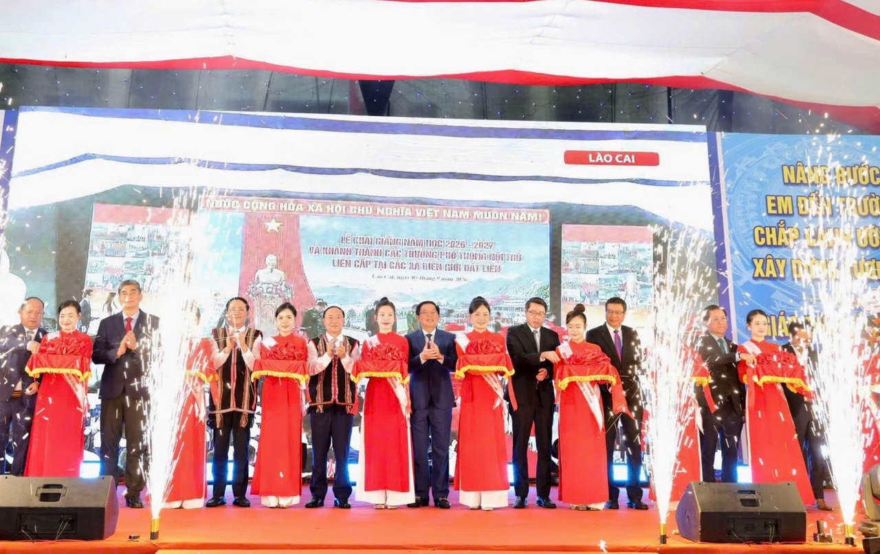 Gia Lai: Hơn 700 học sinh nội trú Ia Púch hân hoan dự khai giảng trong ngôi trường mới. 10 12 1