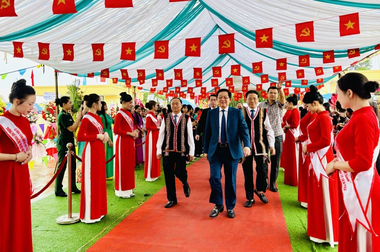 Gia Lai: Hơn 700 học sinh nội trú Ia Púch hân hoan dự khai giảng trong ngôi trường mới. 9 13 1