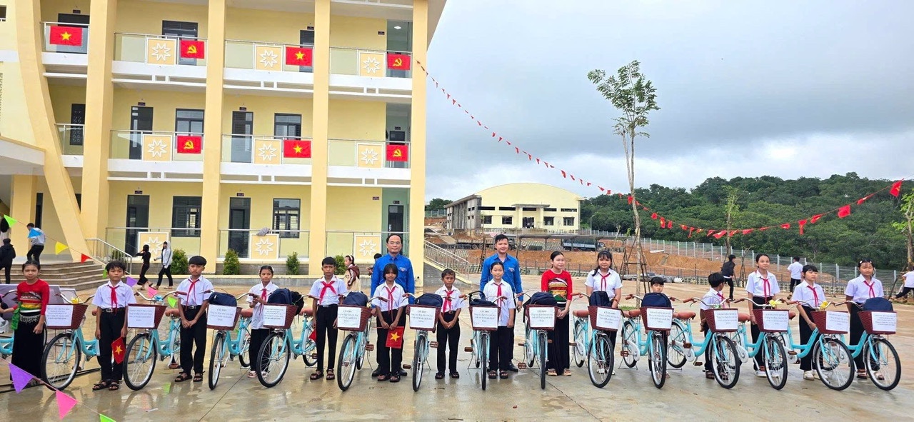 Gia Lai: Hơn 700 học sinh nội trú Ia Púch hân hoan dự khai giảng trong ngôi trường mới. 11 14
