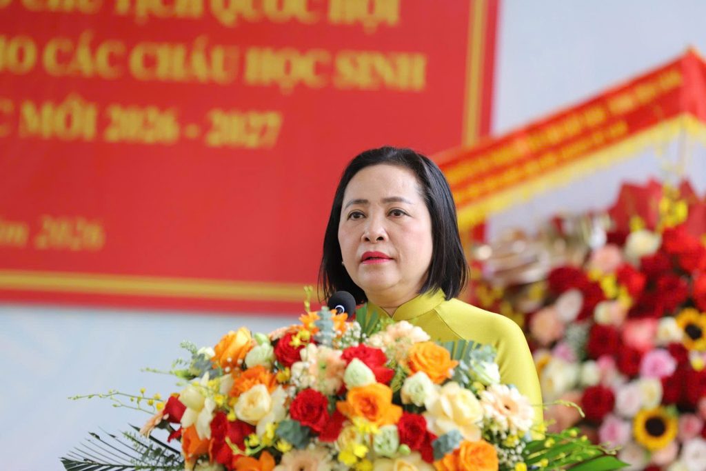 Phó Chủ tịch Quốc hội Nguyễn Thị Thanh tặng Ninh Bình 500 bộ sách tiếng Anh kèm bút AI cho học tại Ninh Bình 9 1788580814127 6155087362283054351 6155087362283054351 b23cf2b19a6657037a5a74ec7c9d3673