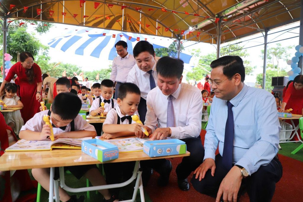 Phó Chủ tịch Quốc hội Nguyễn Thị Thanh tặng Ninh Bình 500 bộ sách tiếng Anh kèm bút AI cho học tại Ninh Bình 10 1788580814967 6155087362283054351 6155087362283054351 8e60917f6ef1e15b3def922a8b104519