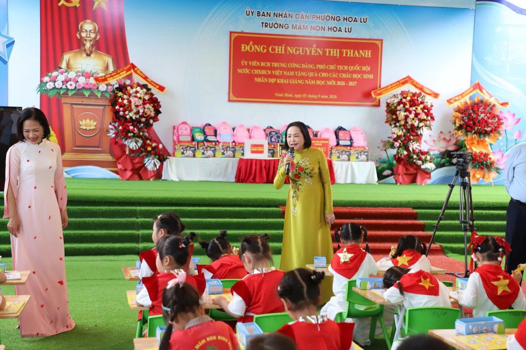 Phó Chủ tịch Quốc hội Nguyễn Thị Thanh tặng Ninh Bình 500 bộ sách tiếng Anh kèm bút AI cho học tại Ninh Bình 11 1788580819802 6155087362283054351 6155087362283054351 6eec1ac0ed1c4985fd94bb768aa601aa