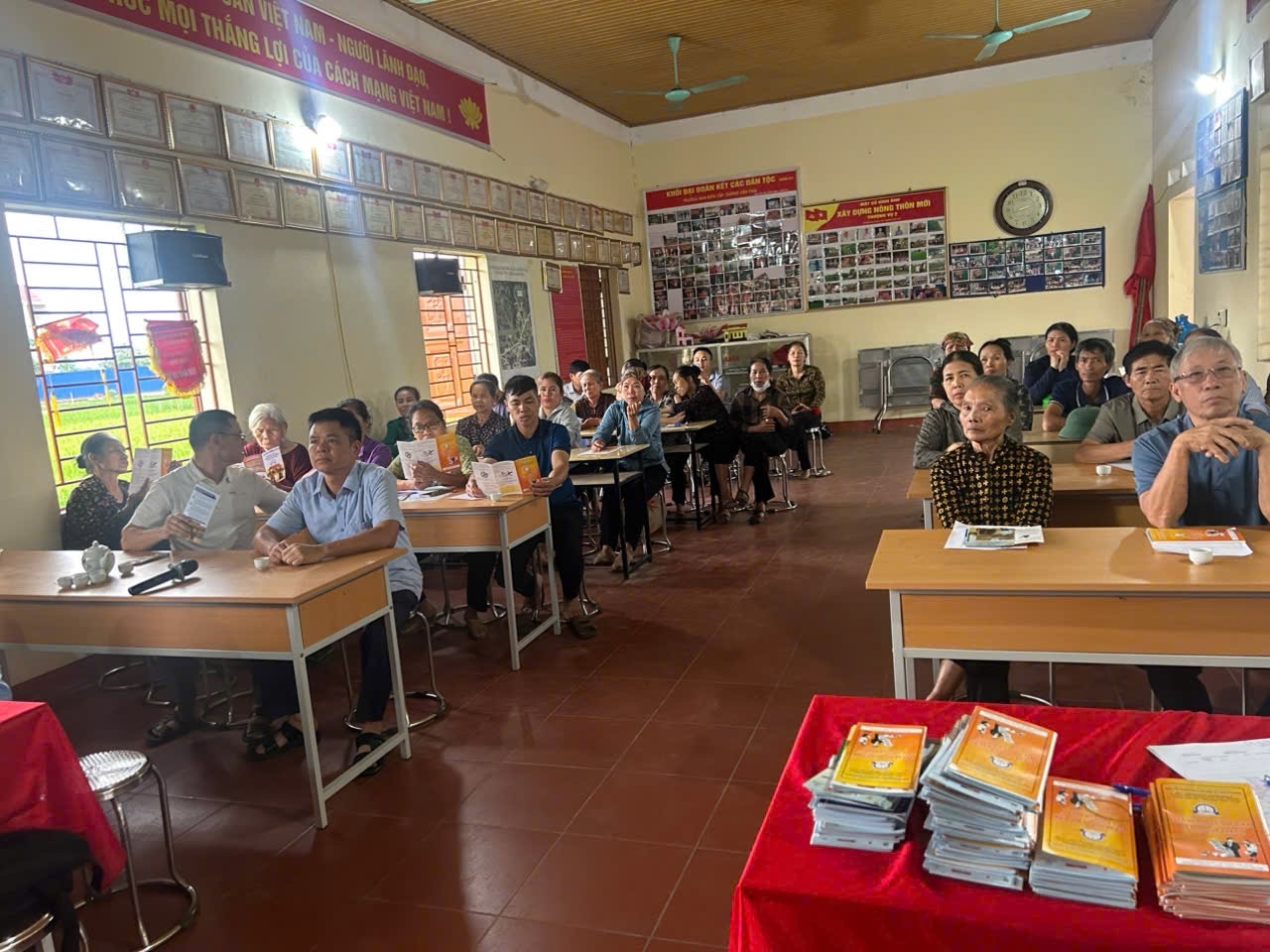 Anh 2 Lam viec o Xom Thuong vu