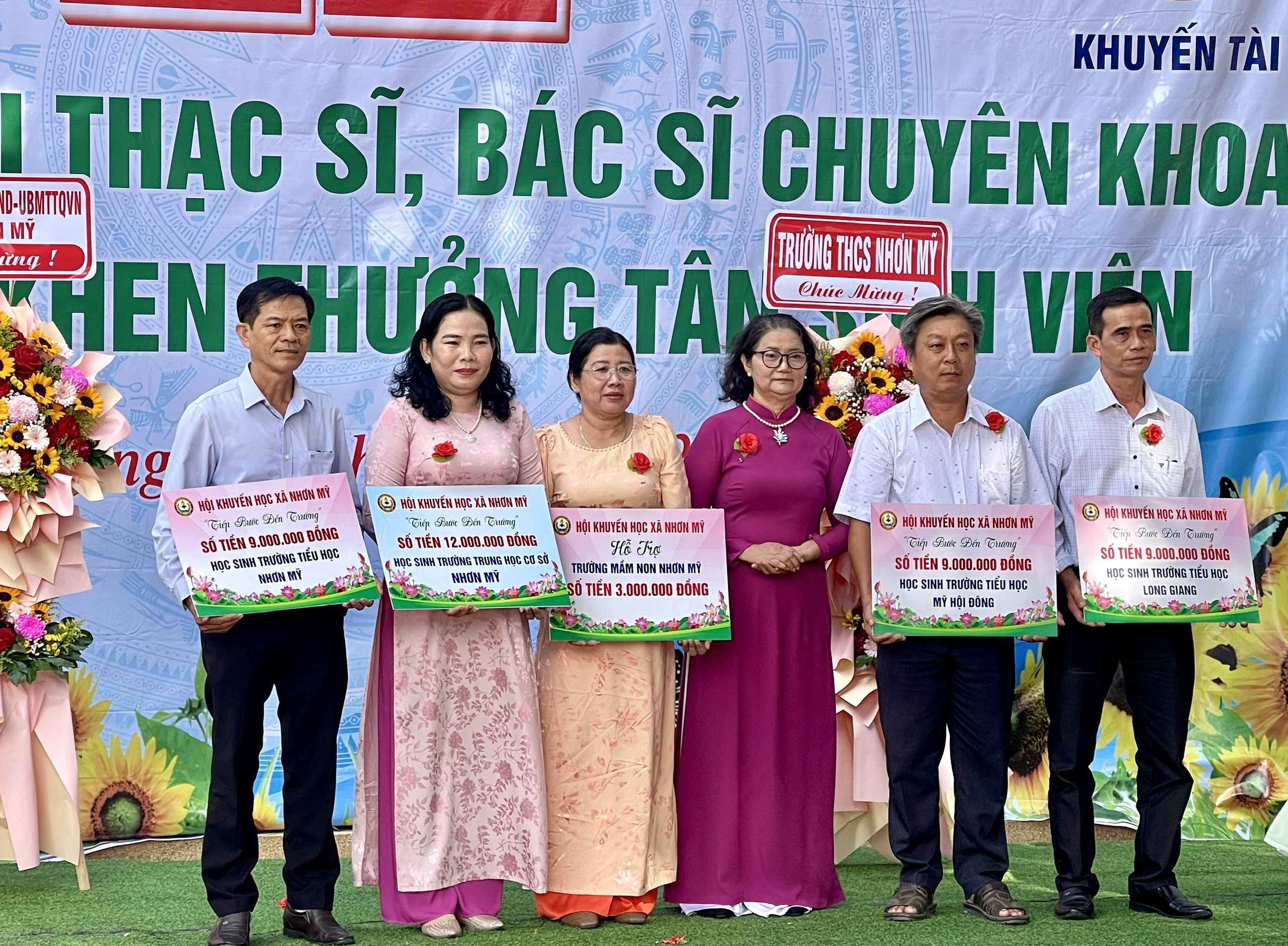 Hoi Khuyen hoc xa trao bang tuong trung hoc bong tiep buoc den truong