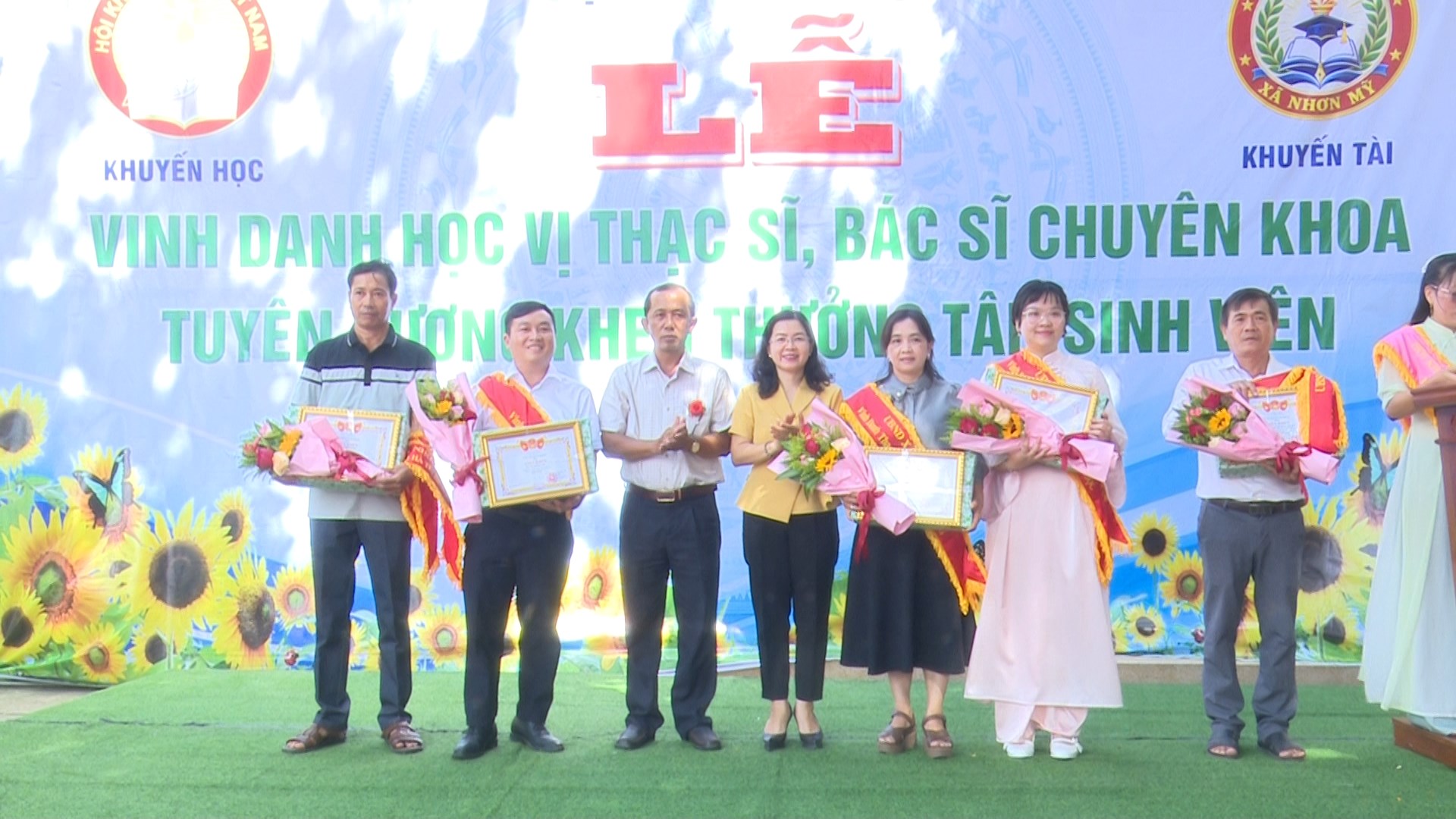 Lanh dao UBND xa trao giay khen tuyen duong cac Thac si bac si chuyen khoa