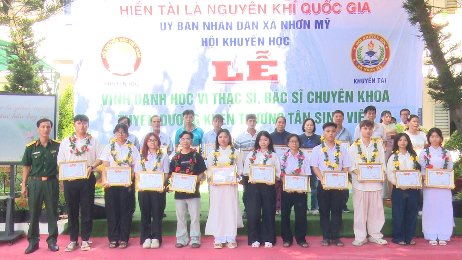 Tan sinh vien nhan tuyen duong khen thuong