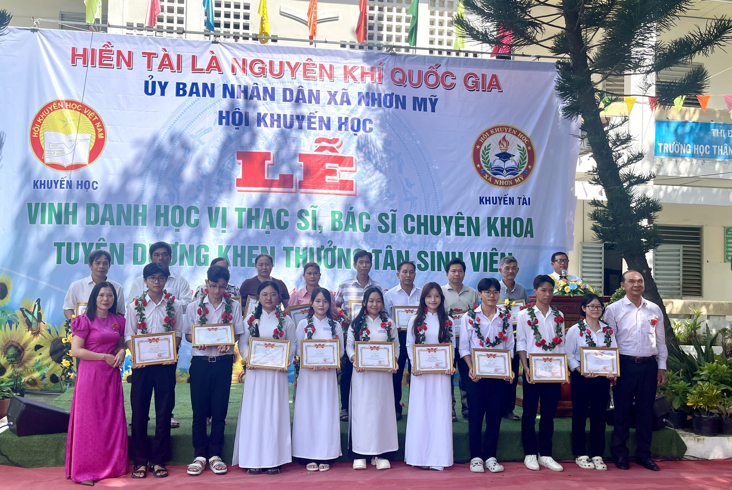 Tuyen duong khen thuong tan sinh vien