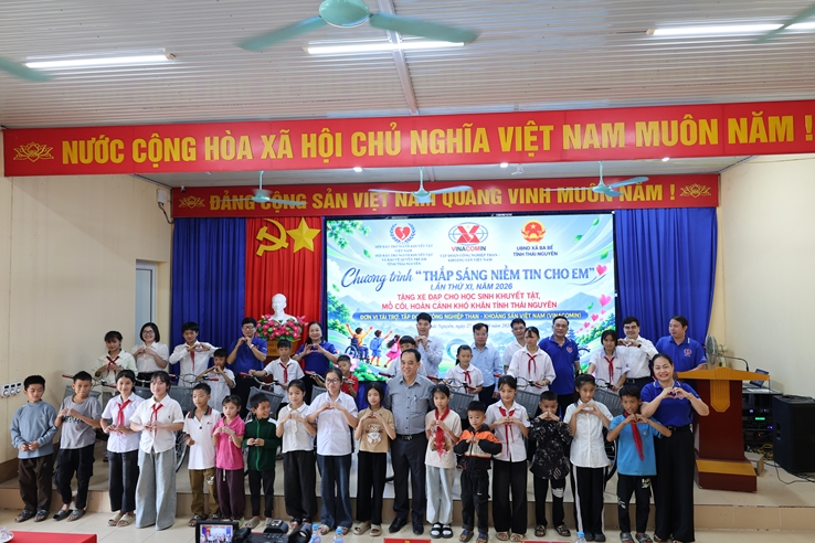 Trao tặng xe đạp cho trẻ em, học sinh khó khăn tại Thái Nguyên 7 Anh 1 Ba Be