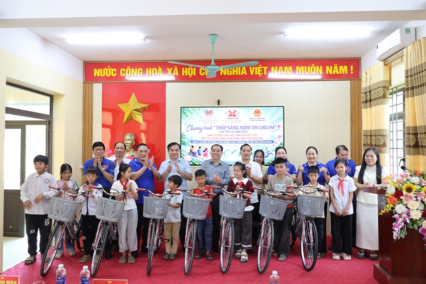 Trao tặng xe đạp cho trẻ em, học sinh khó khăn tại Thái Nguyên 8 Anh 2 Dong Phuc