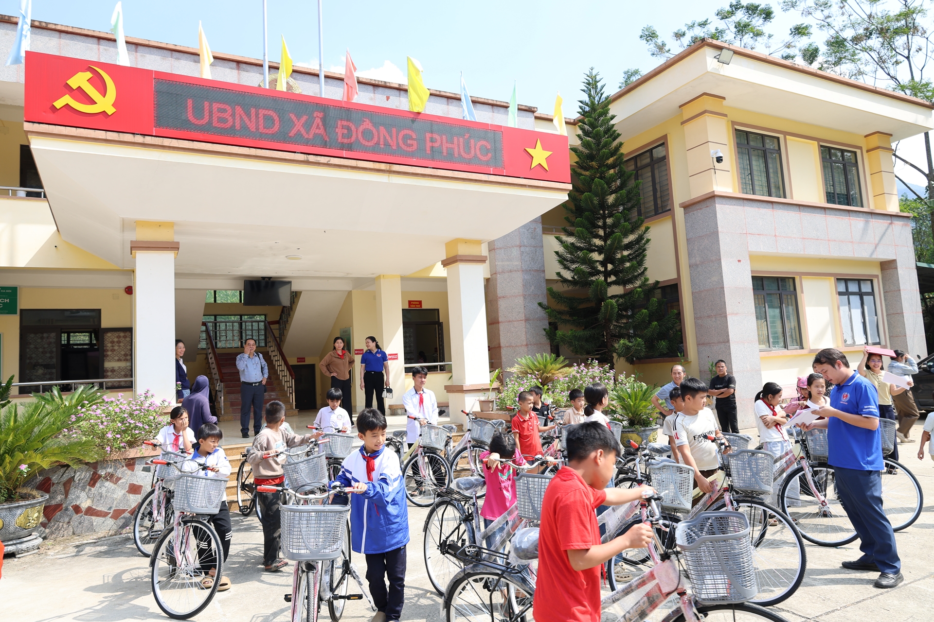 Trao tặng xe đạp cho trẻ em, học sinh khó khăn tại Thái Nguyên 9 Anh 3 Hoc sinh