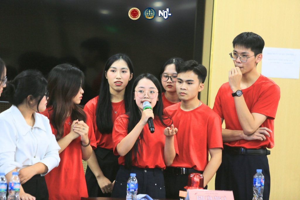 Anh 3 Khong khi tranh tai cua sinh vien tai Legal Mind noi kien thuc phap luat duoc dat trong nhung thu thach va tuong tac truc tiep