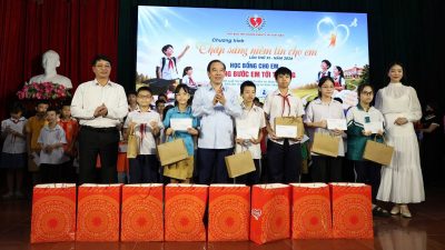 Ảnh 2 Lãnh đạo Trao HB