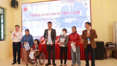 Các doanh nghiệp và nhà hảo tâm cũng dành tặng nhiều phần quà ý nghĩa cho người khuyết tật, như một lời động viên và chia sẻ ấm áp.