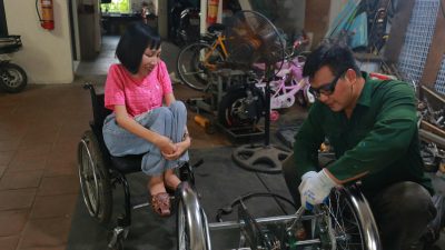 Chị Nga trao đổi với người đồng hành về ý tưởng thiết kế xe ba bánh dành cho người khuyết tật Chị Nga trao đổi với người đồng hành về ý tưởng thiết kế xe ba bánh dành cho người khuyết tật