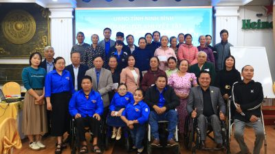 Hội Người Khuyết tật tỉnh Ninh Bình chụp ảnh lưu niệm cùng các hội viên tại lễ trao quà. Hội Người Khuyết tật tỉnh Ninh Bình chụp ảnh lưu niệm cùng các hội viên tại lễ trao quà.