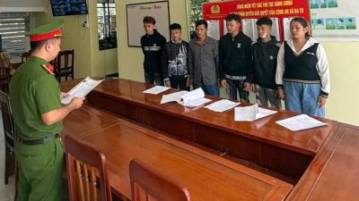 Tống đạt quyết định khởi tố