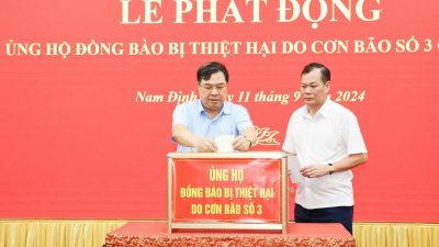 Bí thư Tỉnh ủy Phạm Gia Túc (ở giữa) cùng Chủ tịch HĐND Lê Quốc Chỉnh ủng hộ tại Lễ Phát động